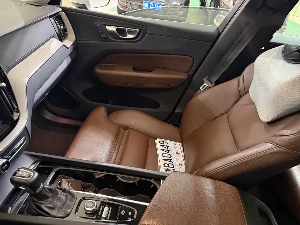 Volvo XC60 2020 — фото 10