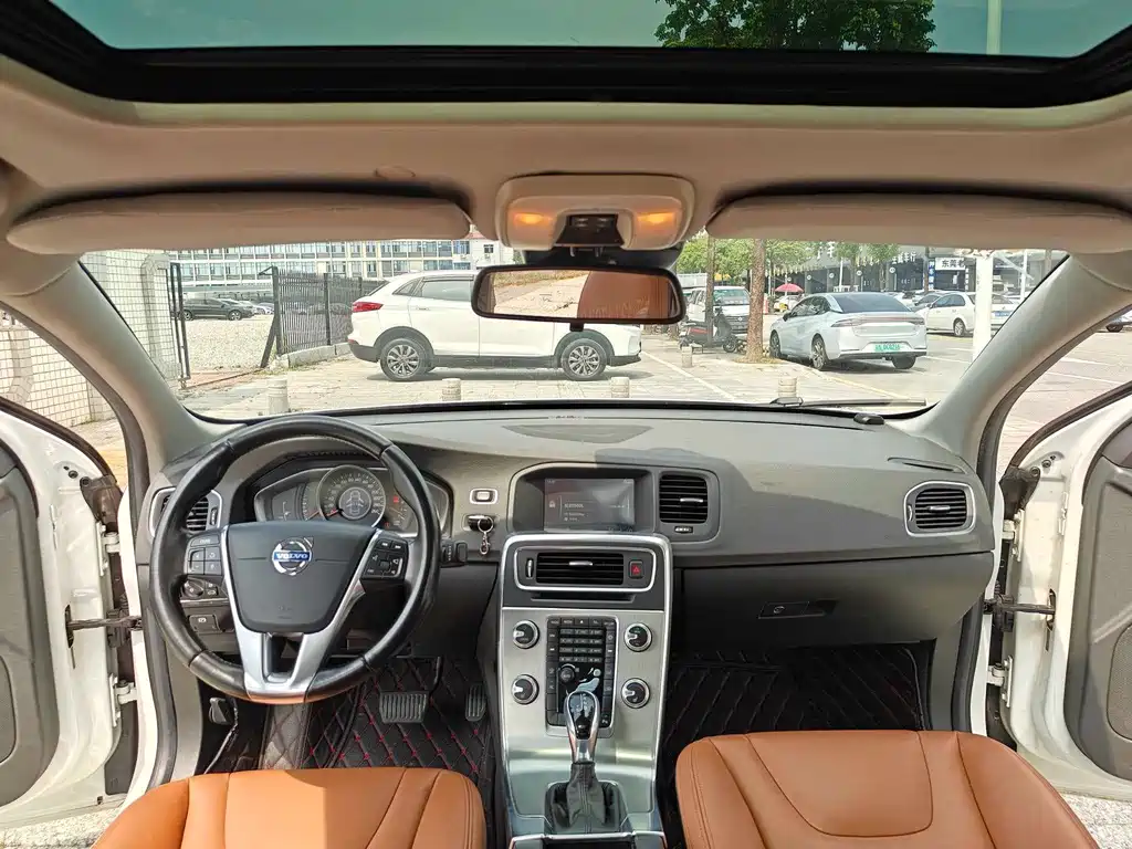Volvo S60 2015 — фото 12