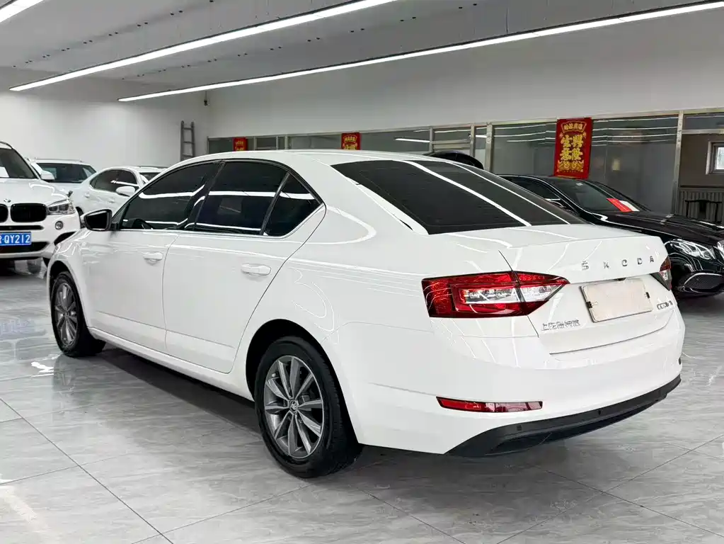Skoda Octavia 2022 — фото 6