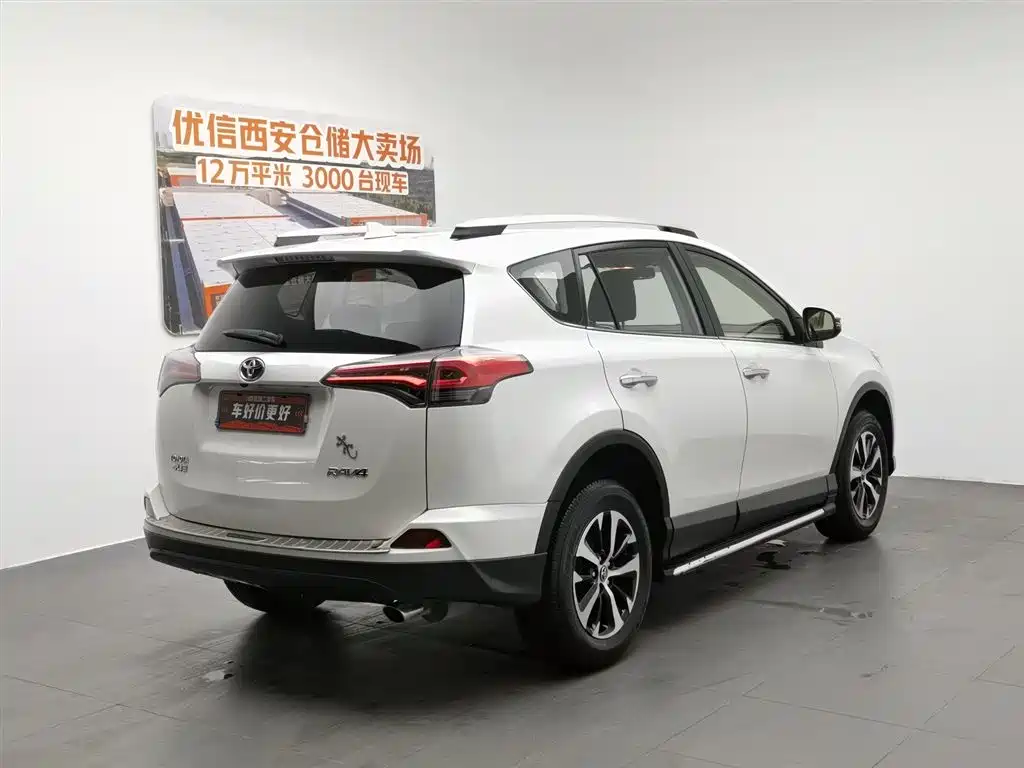 Toyota RAV4 2018 — фото 2
