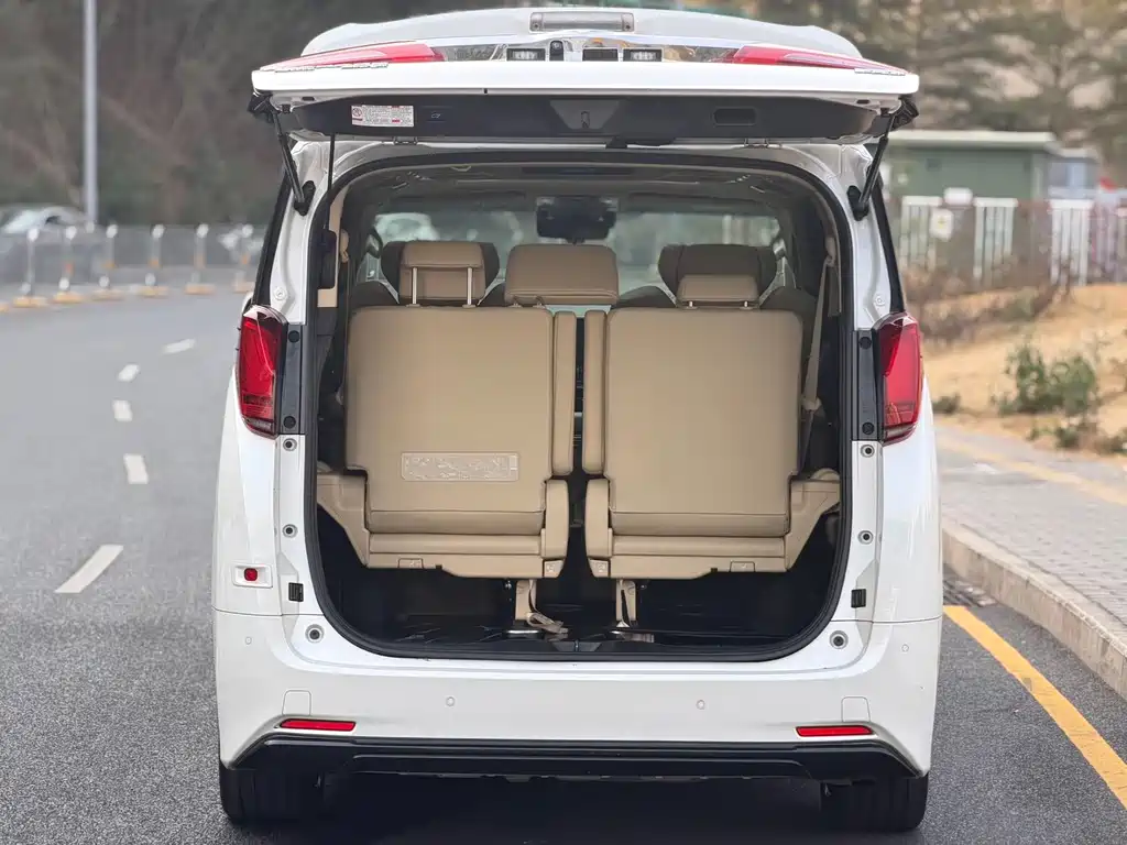 Toyota Alphard 2023 — фото 18