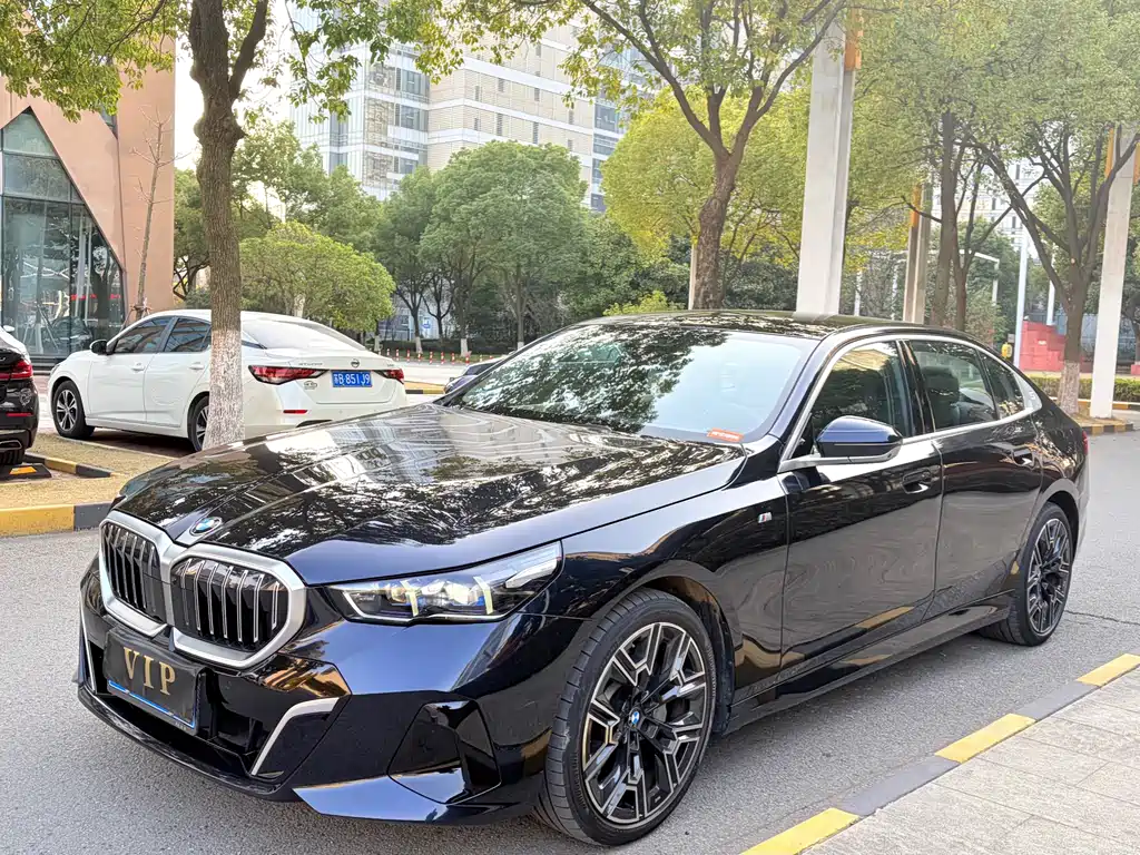 BMW 5 Series 2025 — фото 1
