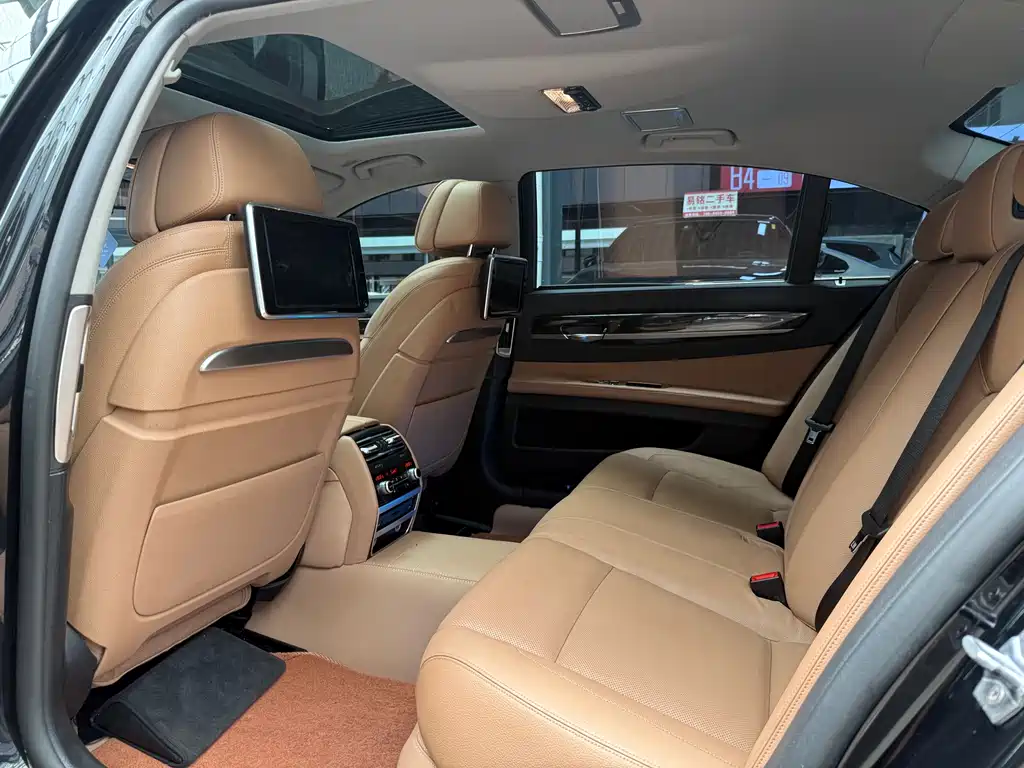 BMW 7 Series 2015 — фото 13