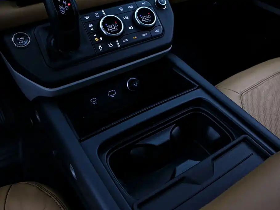 Land Rover Defender 2023 — фото 10