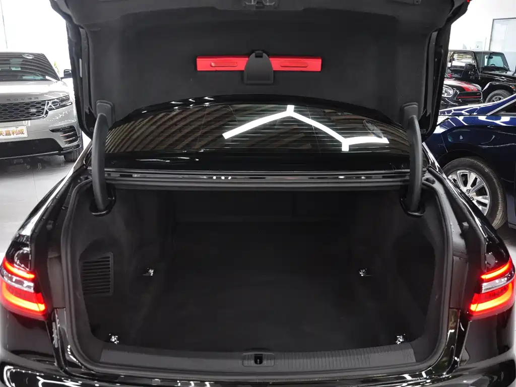Audi A8 2021 — фото 15