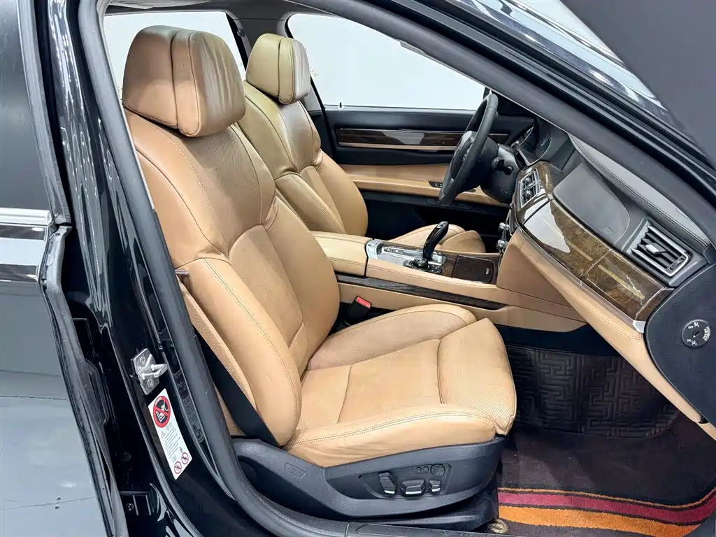 BMW 7 Series 2012 — фото 10
