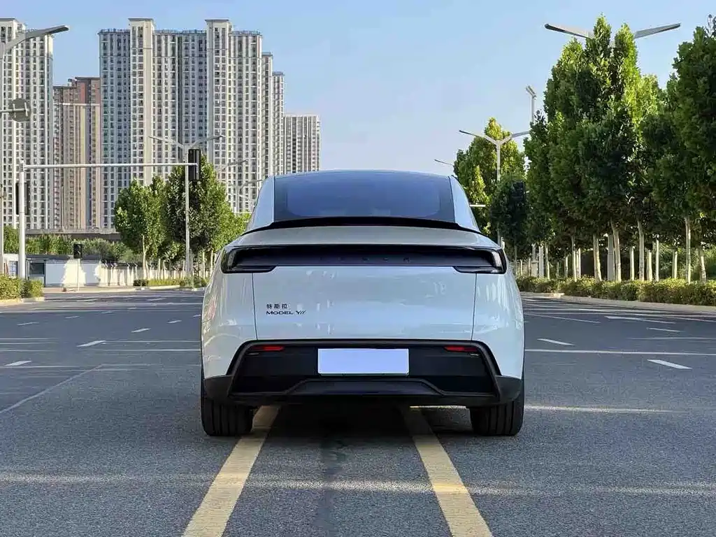 Tesla Model Y L 2026 — фото 8