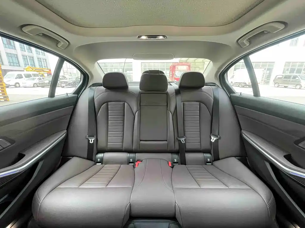 BMW 3 Series 2019 — фото 15