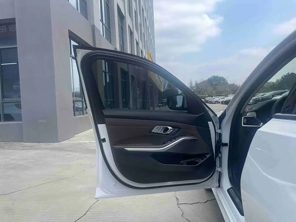 BMW 3 Series 2019 — фото 10