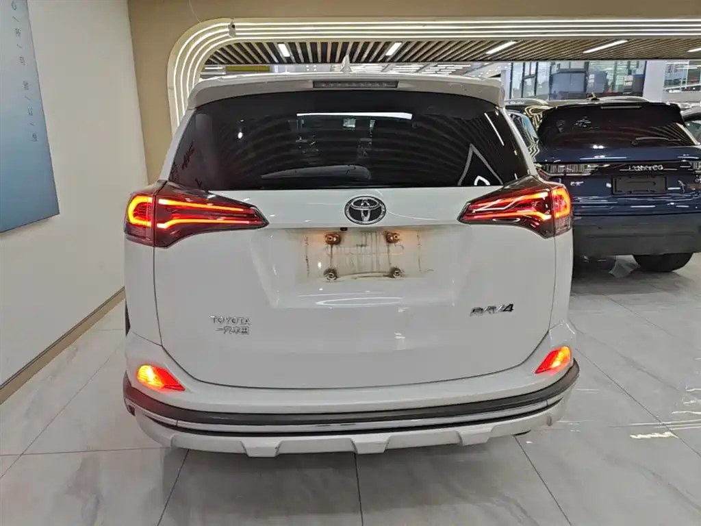 Toyota RAV4 2019 — фото 6