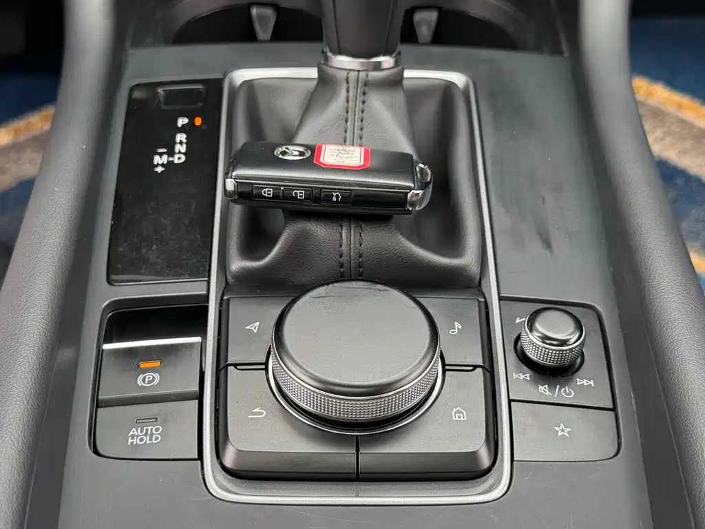 Mazda 3 Axela 2019 — фото 12