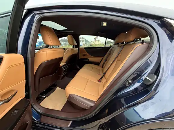 Lexus ES 2020