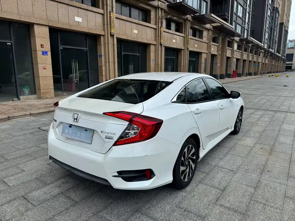 Honda Civic 2017 — фото 9