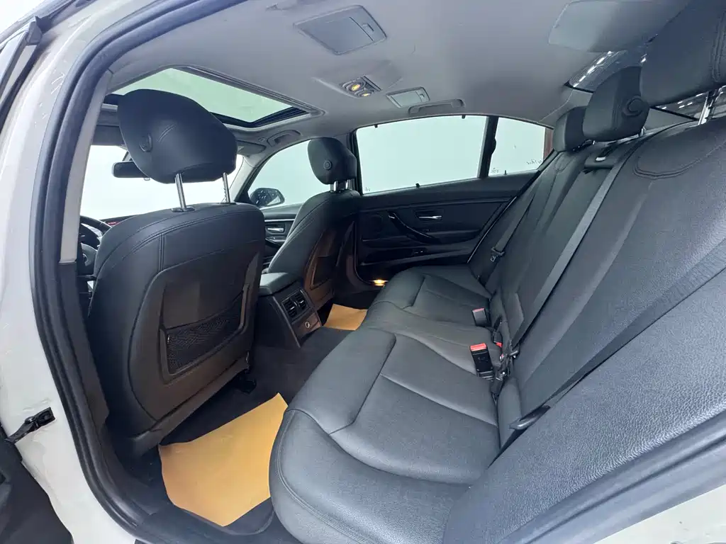 BMW 3 Series 2018 — фото 11