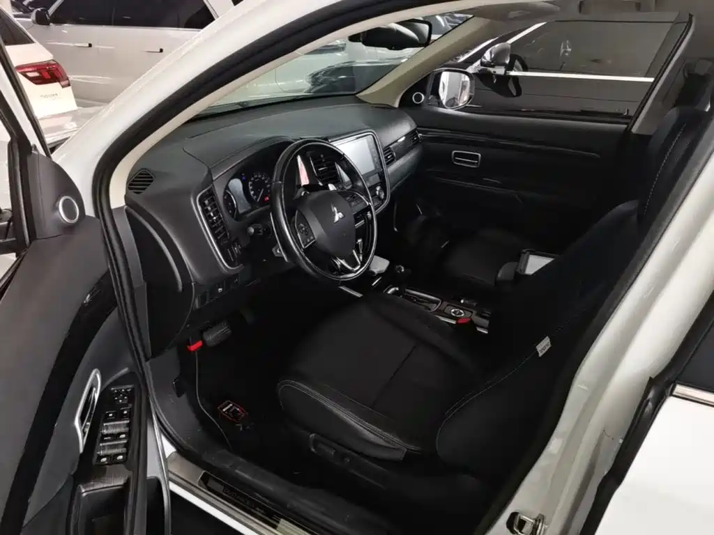 Mitsubishi Outlander 2018 — фото 15