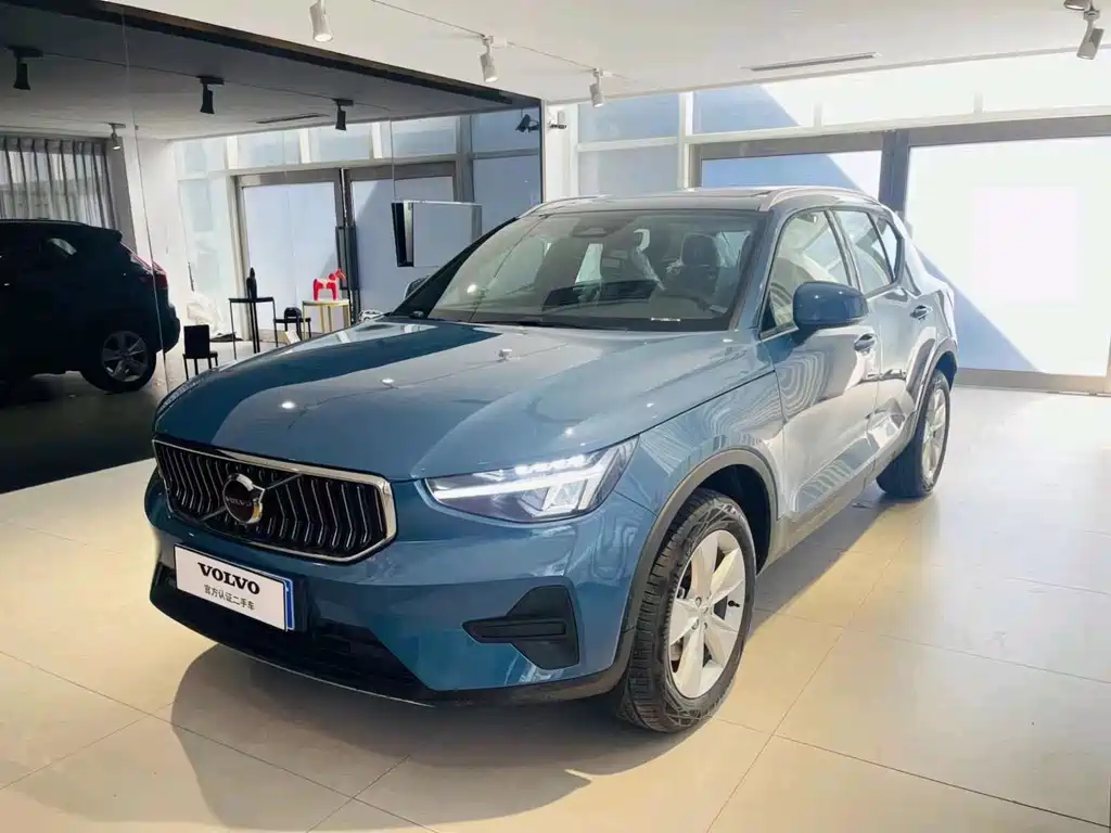 Volvo XC40 2023 — фото 1