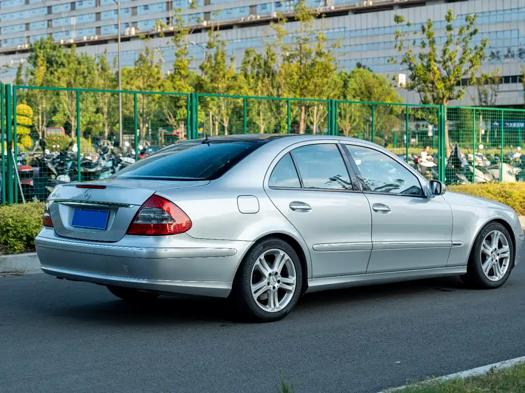 Mercedes-Benz E-Class 2007 — фото 18