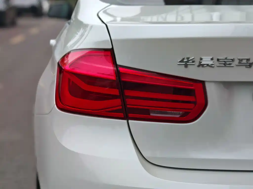 BMW 3 Series 2017 — фото 10