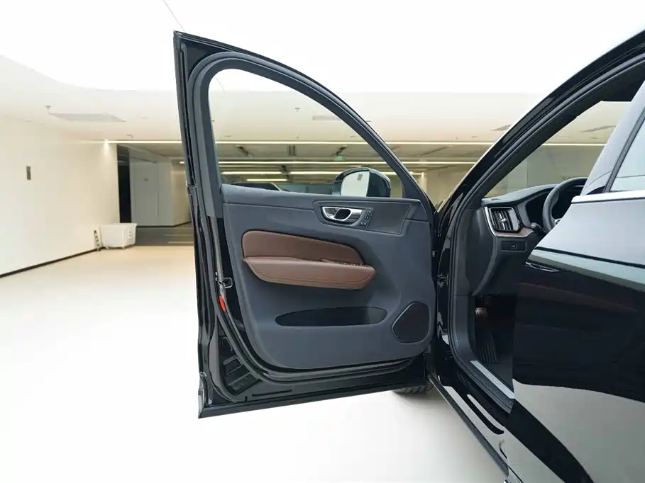 Volvo XC60 2024 — фото 17