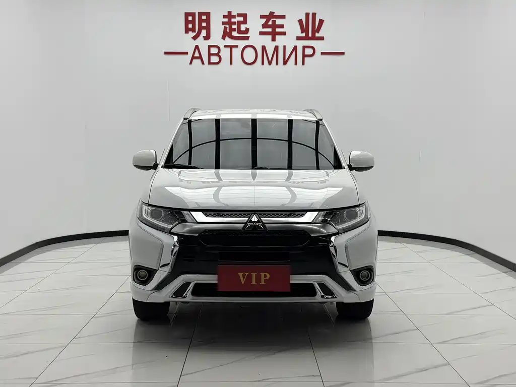 Mitsubishi Outlander 2023 — фото 2