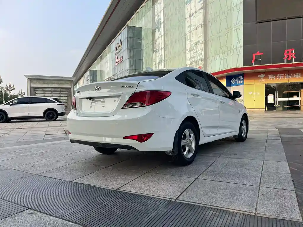 Hyundai Verna 2015 — фото 6