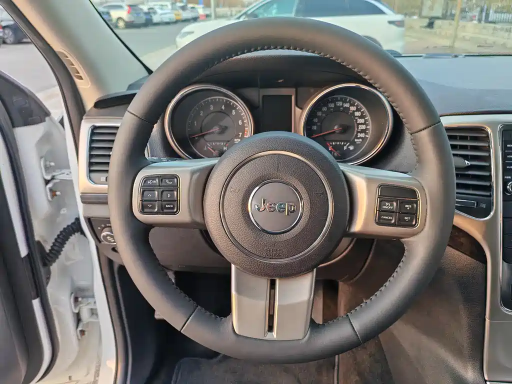 Jeep Grand Cherokee 2013 — фото 13