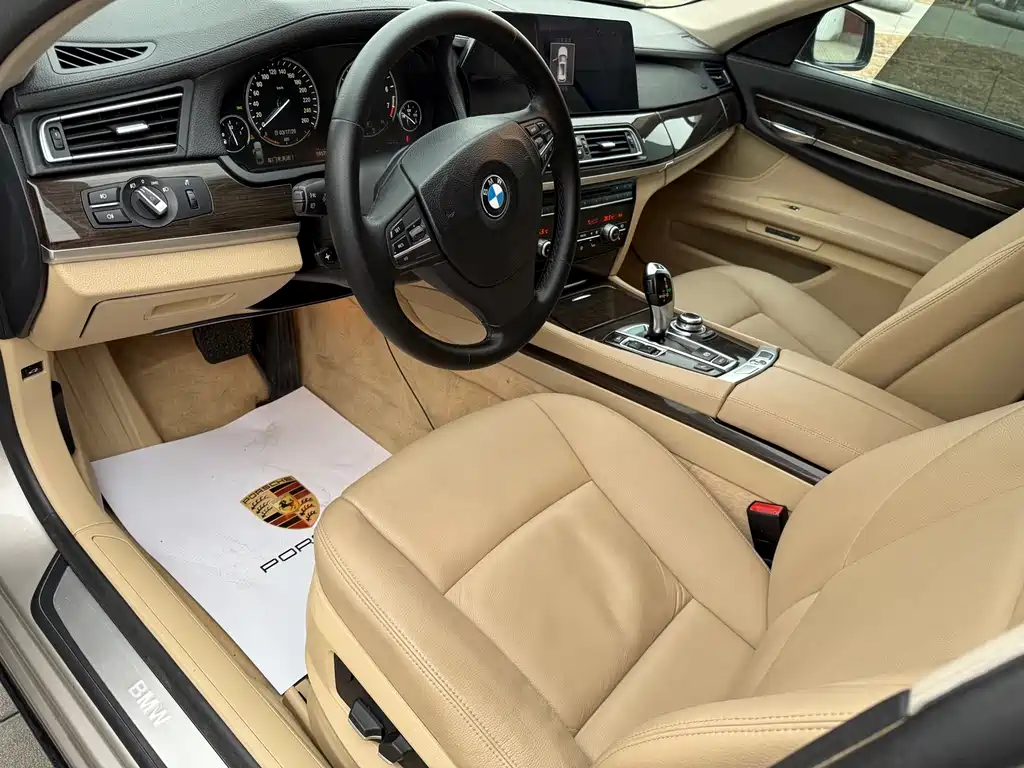 BMW 7 Series 2011 — фото 9