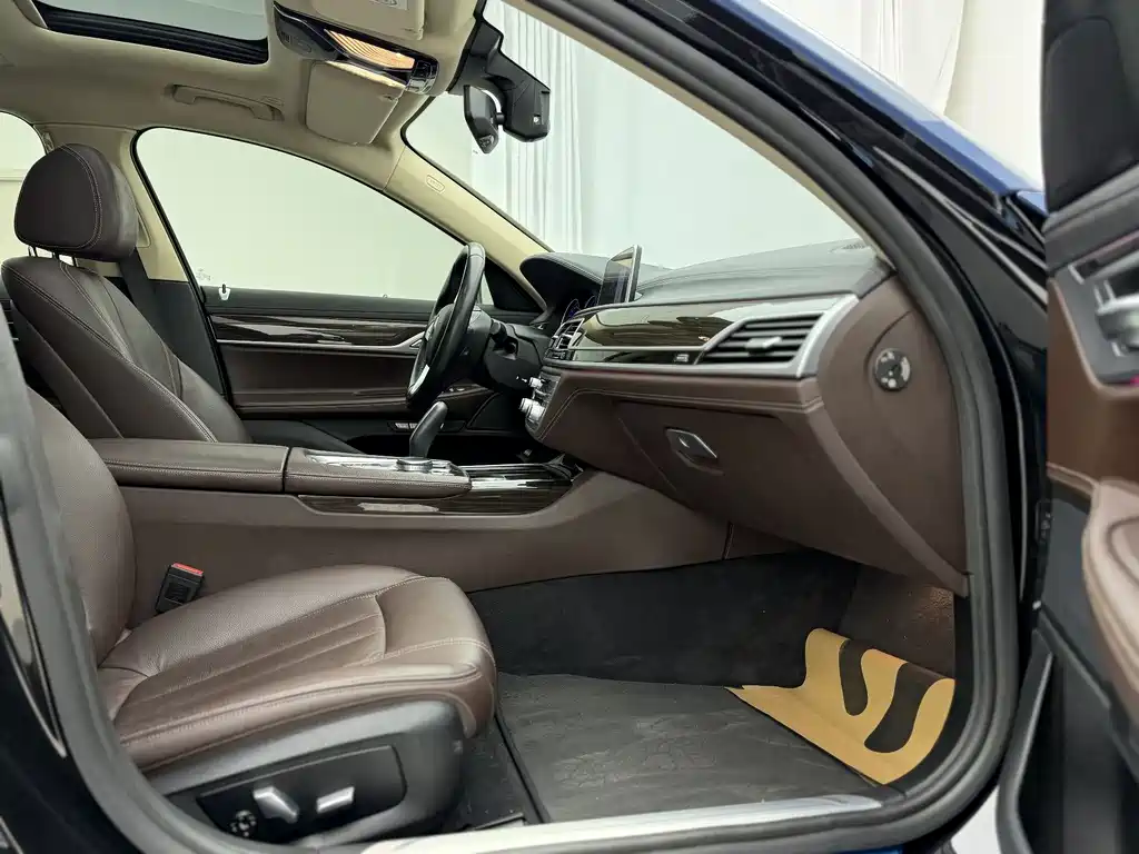 BMW 7 Series 2018 — фото 14