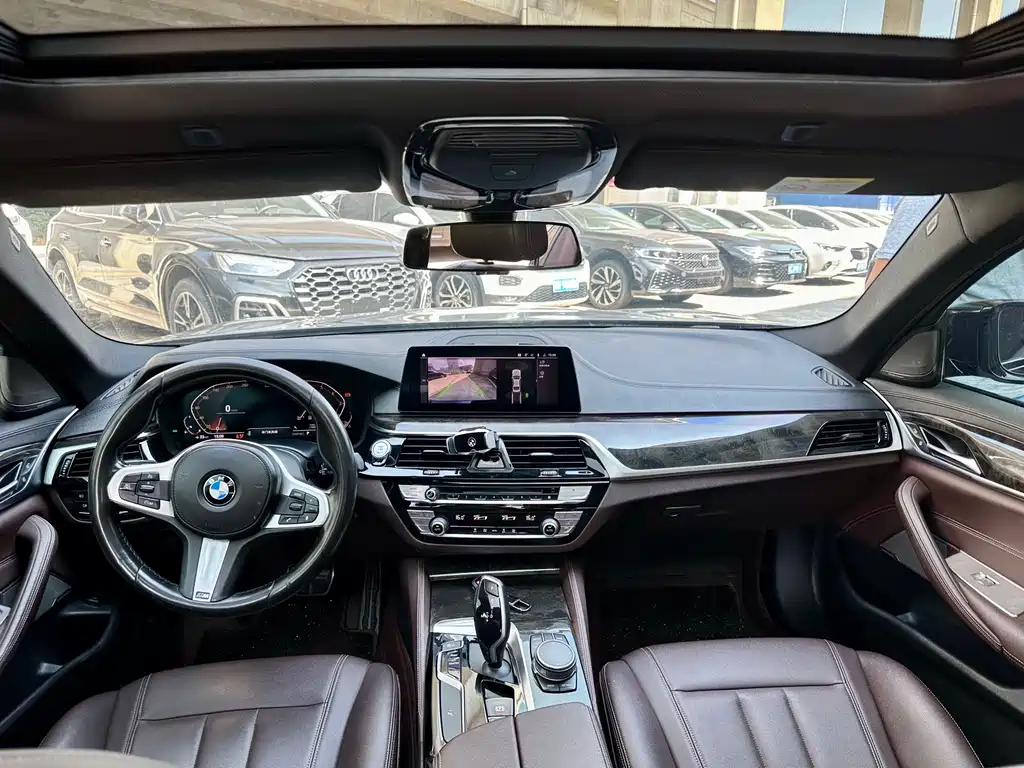 BMW 5 Series 2019 — фото 10