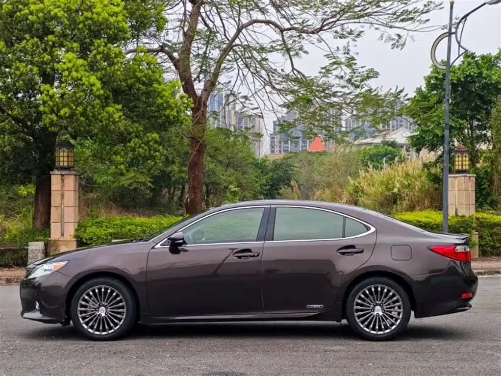 Lexus ES 2015 — фото 15