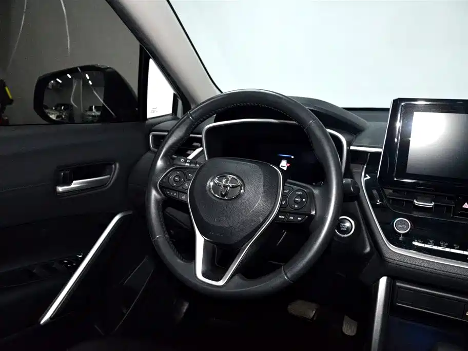 Toyota Corolla Cross 2022 — фото 12
