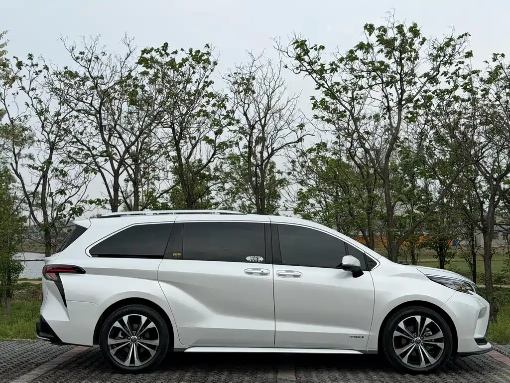 Toyota Granvia 2023