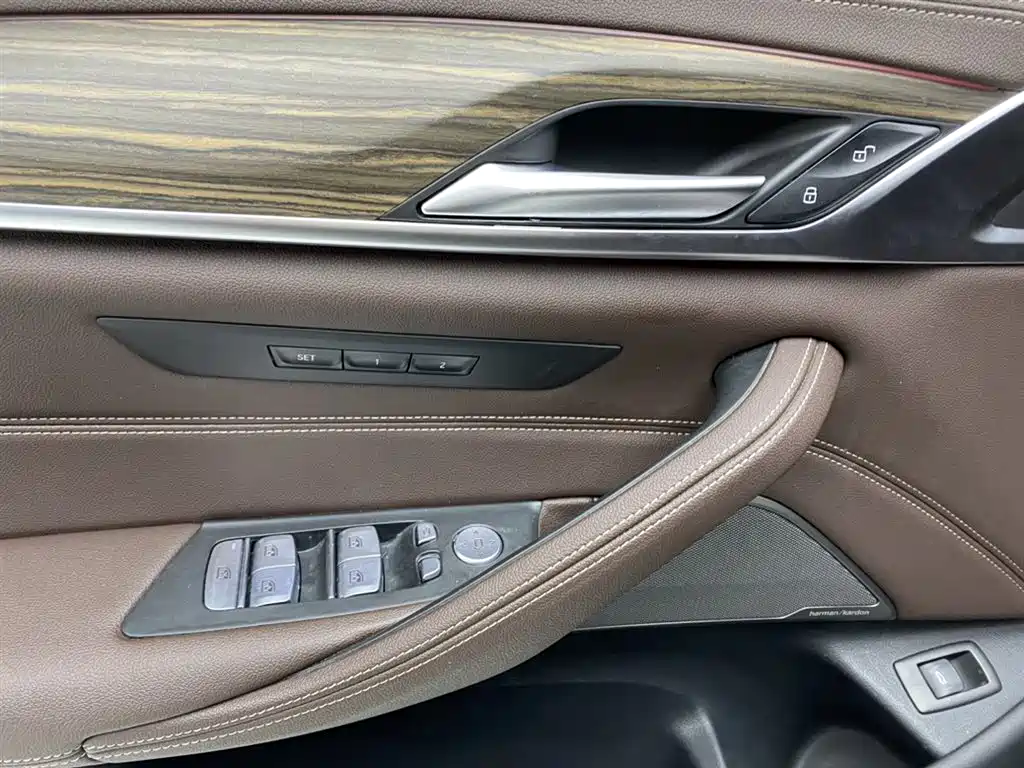 BMW 5 Series 2023 — фото 16