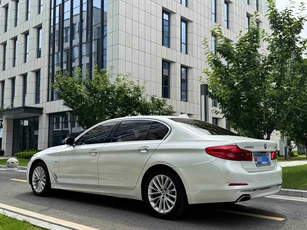 BMW 5 Series 2018 — фото 3