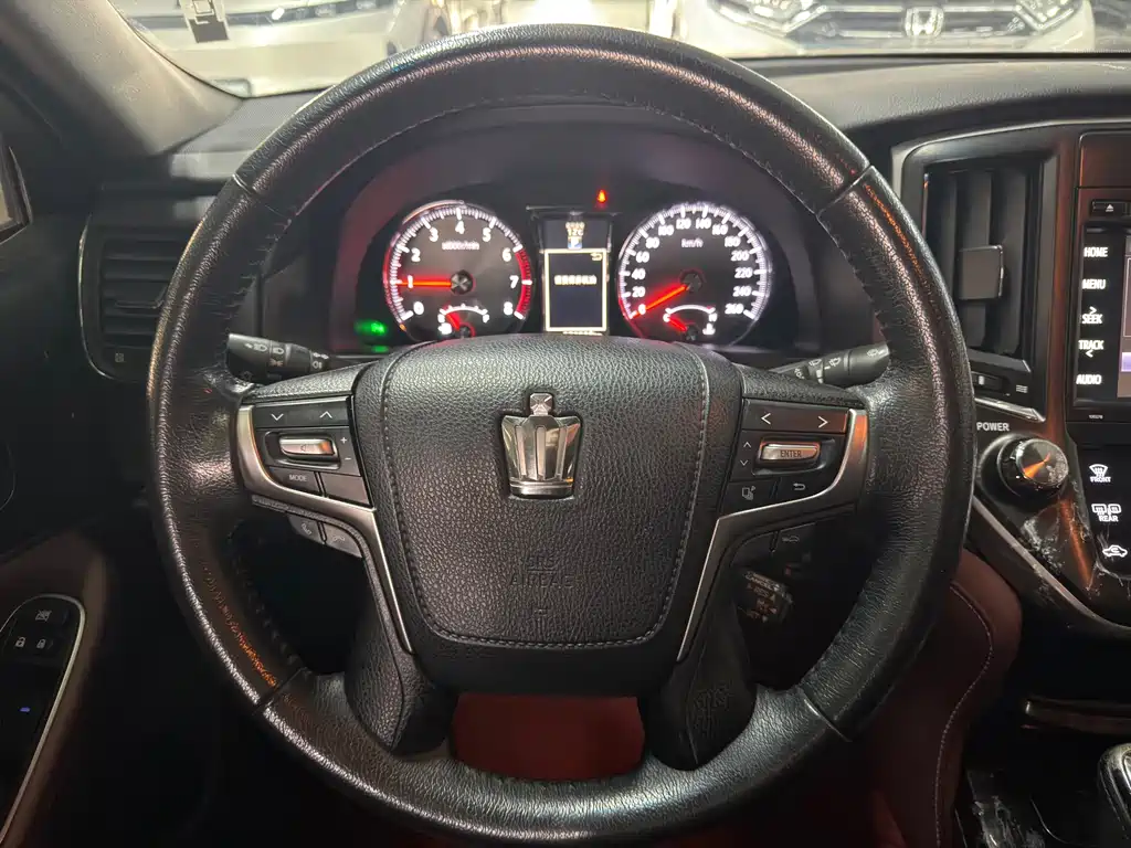 Toyota Crown 2017 — фото 12