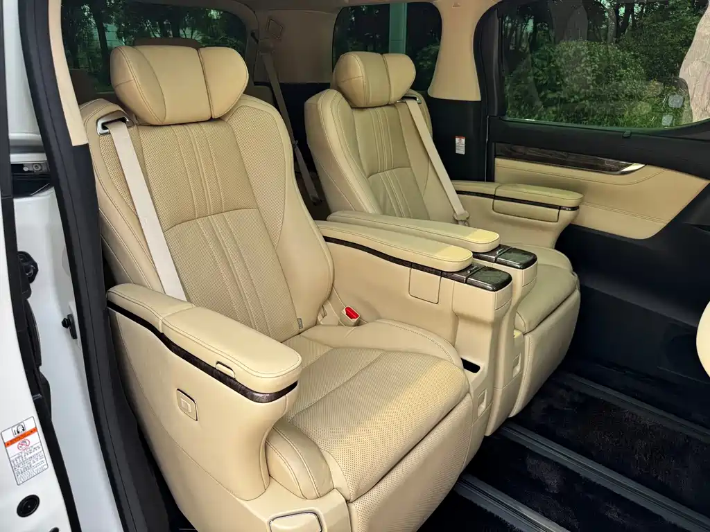 Toyota Alphard 2022 — фото 12