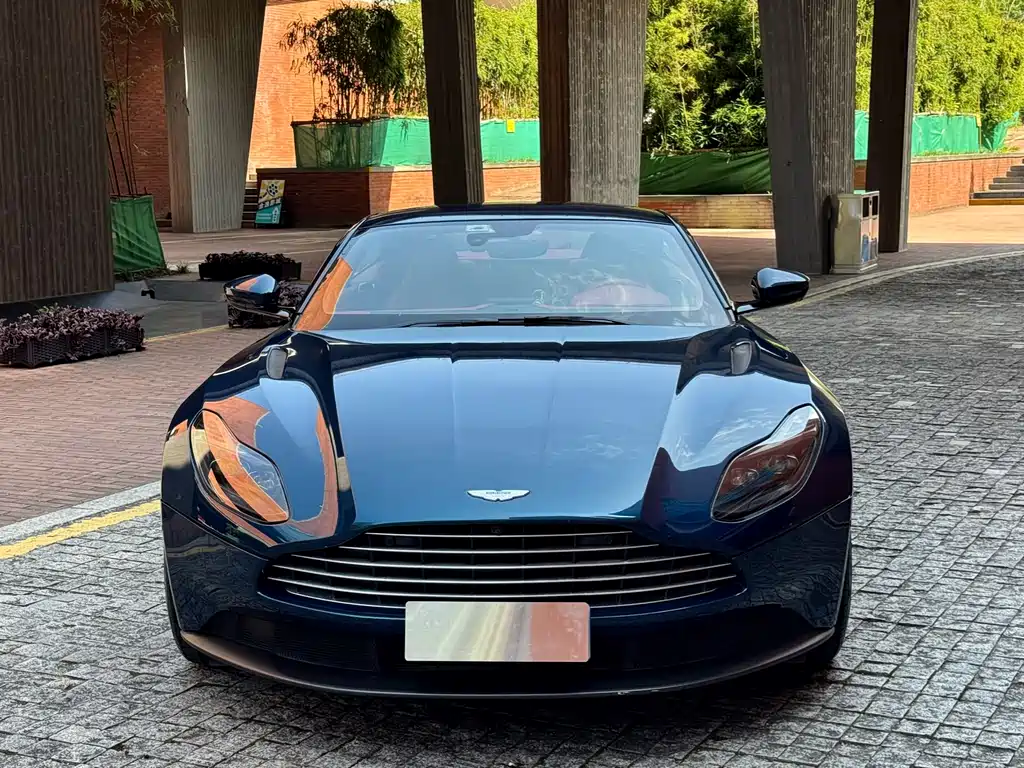 Aston Martin DB11 2020 — фото 1