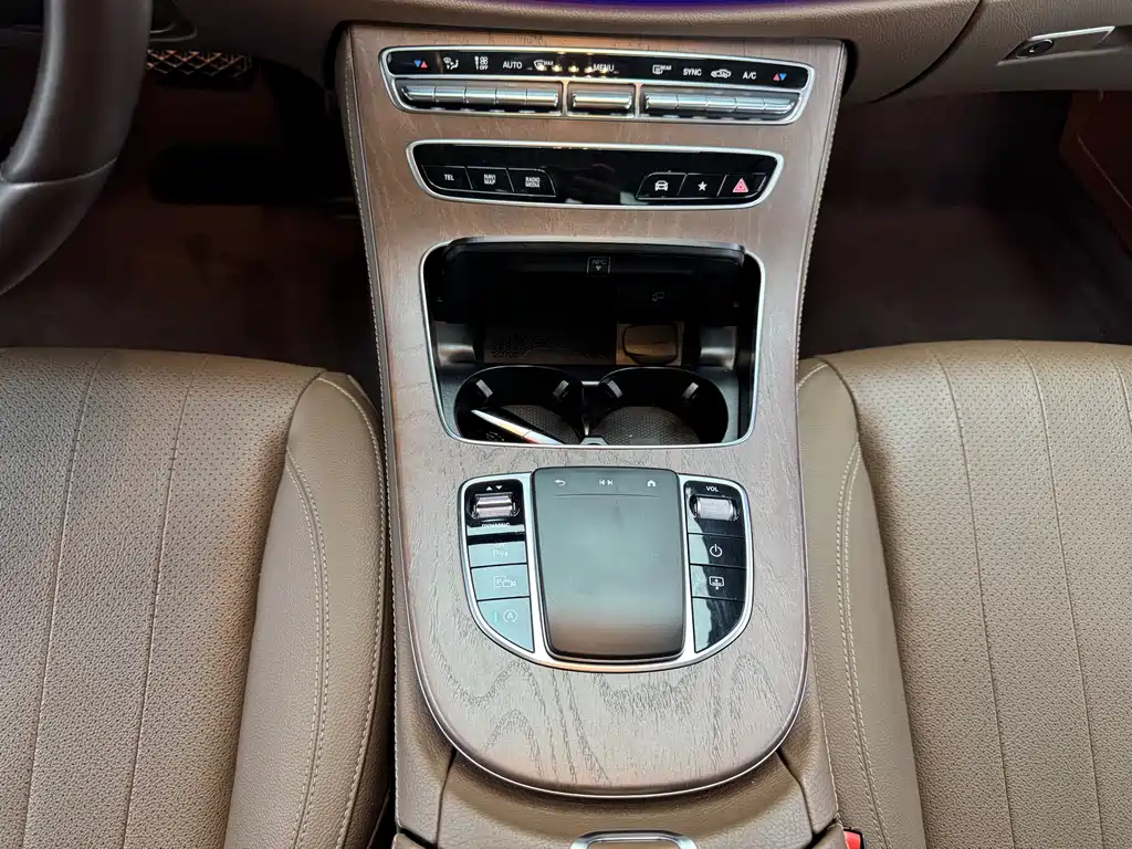Mercedes-Benz E-Class 2023 — фото 9