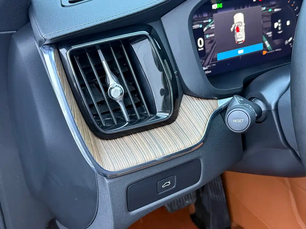 Volvo XC60 2023 — фото 15
