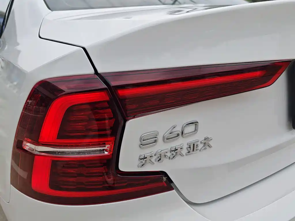 Volvo S60 2022 — фото 10