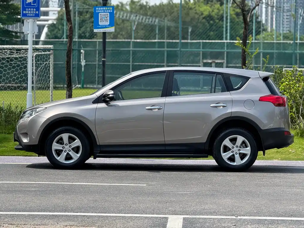 Toyota RAV4 2014 — фото 3