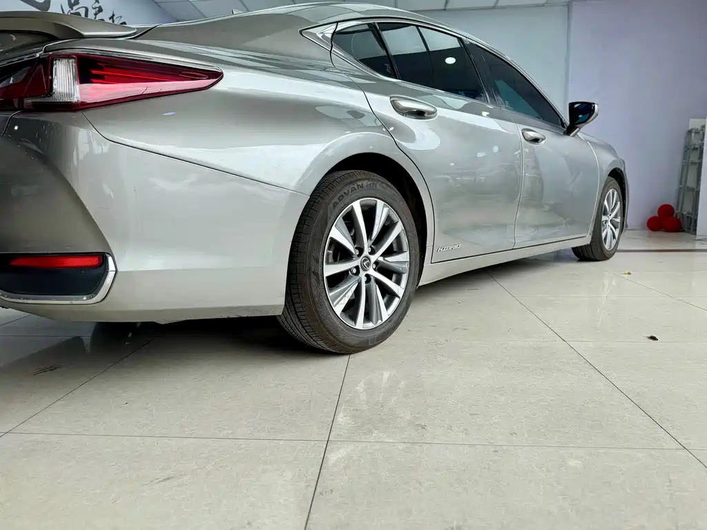 Lexus ES 2020 — фото 22