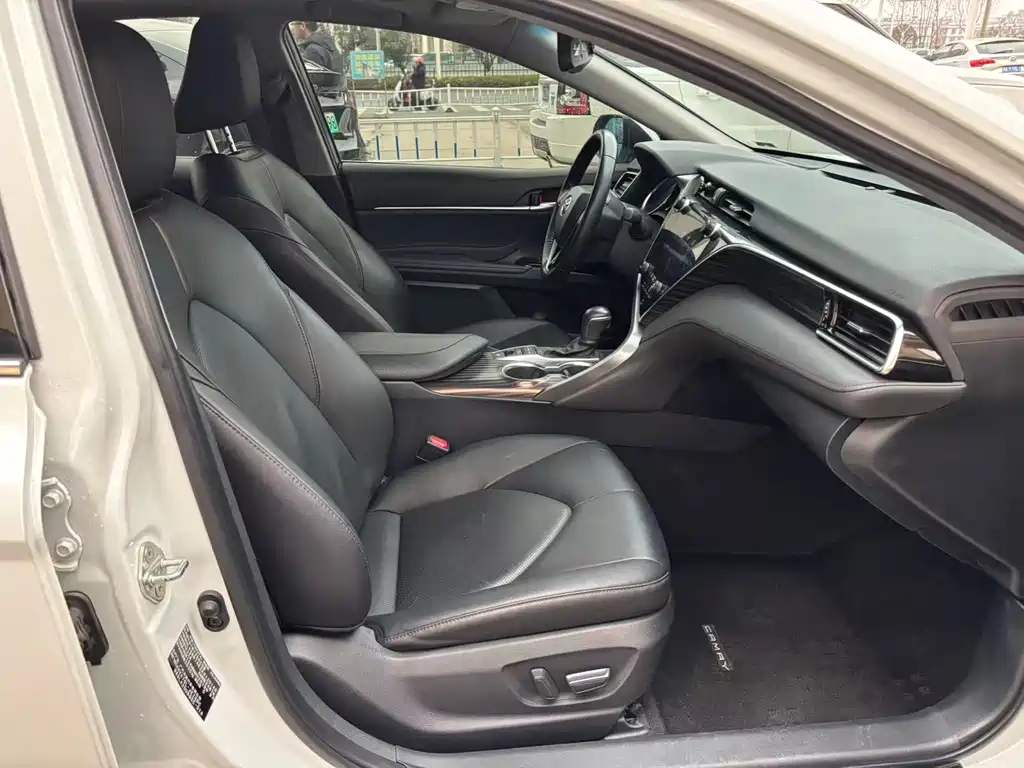 Toyota Camry 2019 — фото 15