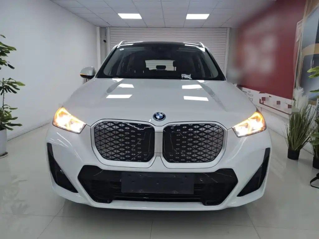 BMW iX1 2025