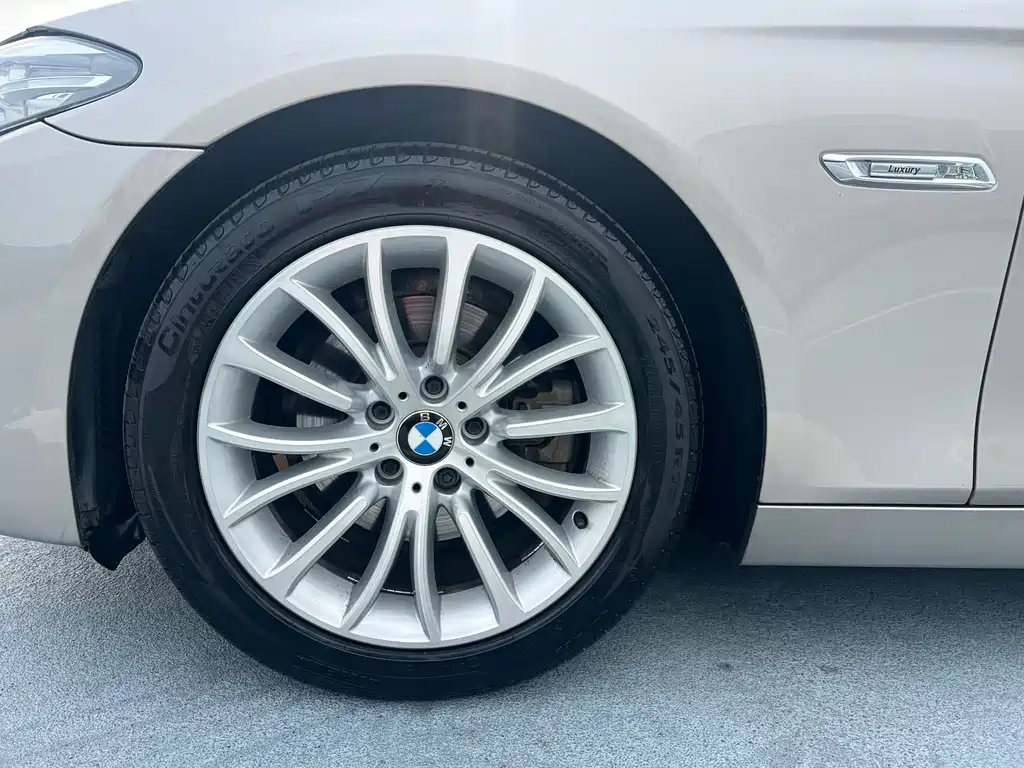 BMW 5 Series 2015 — фото 17