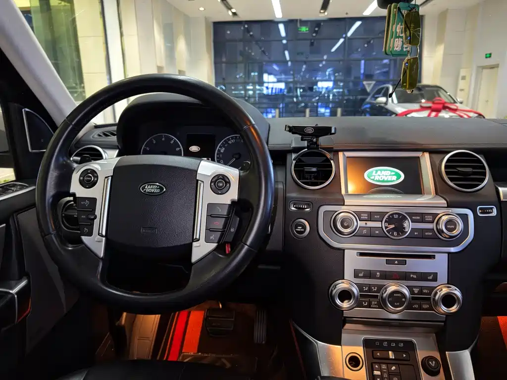 Land Rover Discovery 2016 — фото 15