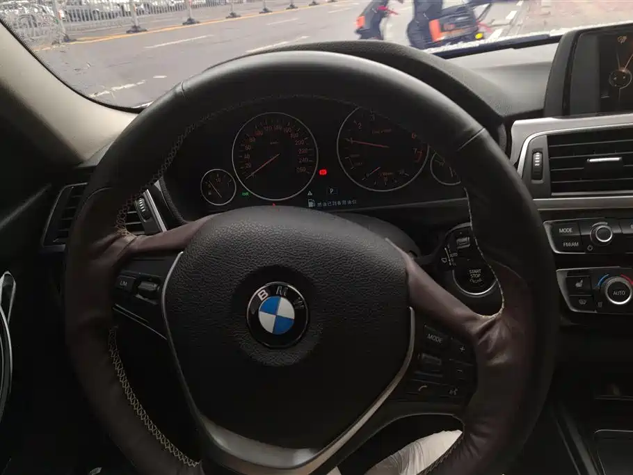 BMW 3 Series 2017 — фото 14