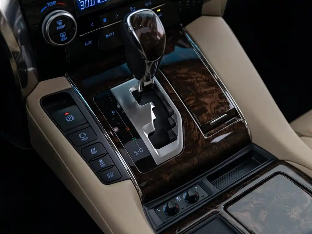 Toyota Alphard 2023 — фото 15