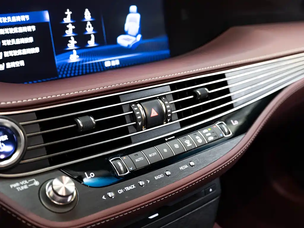 Lexus LS 2018 — фото 16