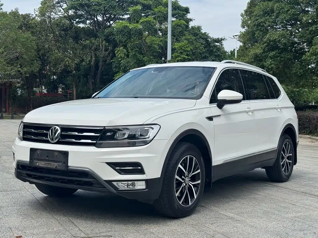 Volkswagen Tiguan L 2017 — фото 1